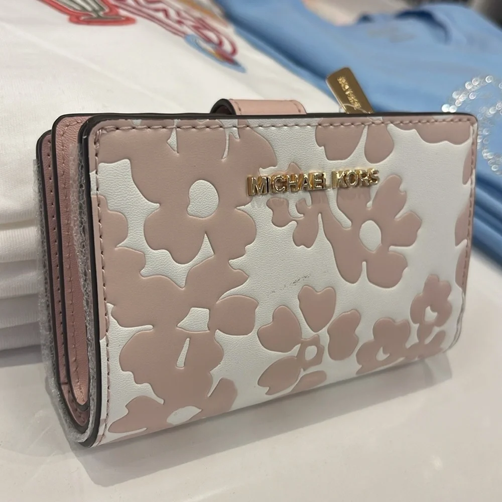 Michael Kors Jet Set Medium Floral Print Bi-Fold Wallet 
POWDER BLUSH
NWT - Picture 9 of 16